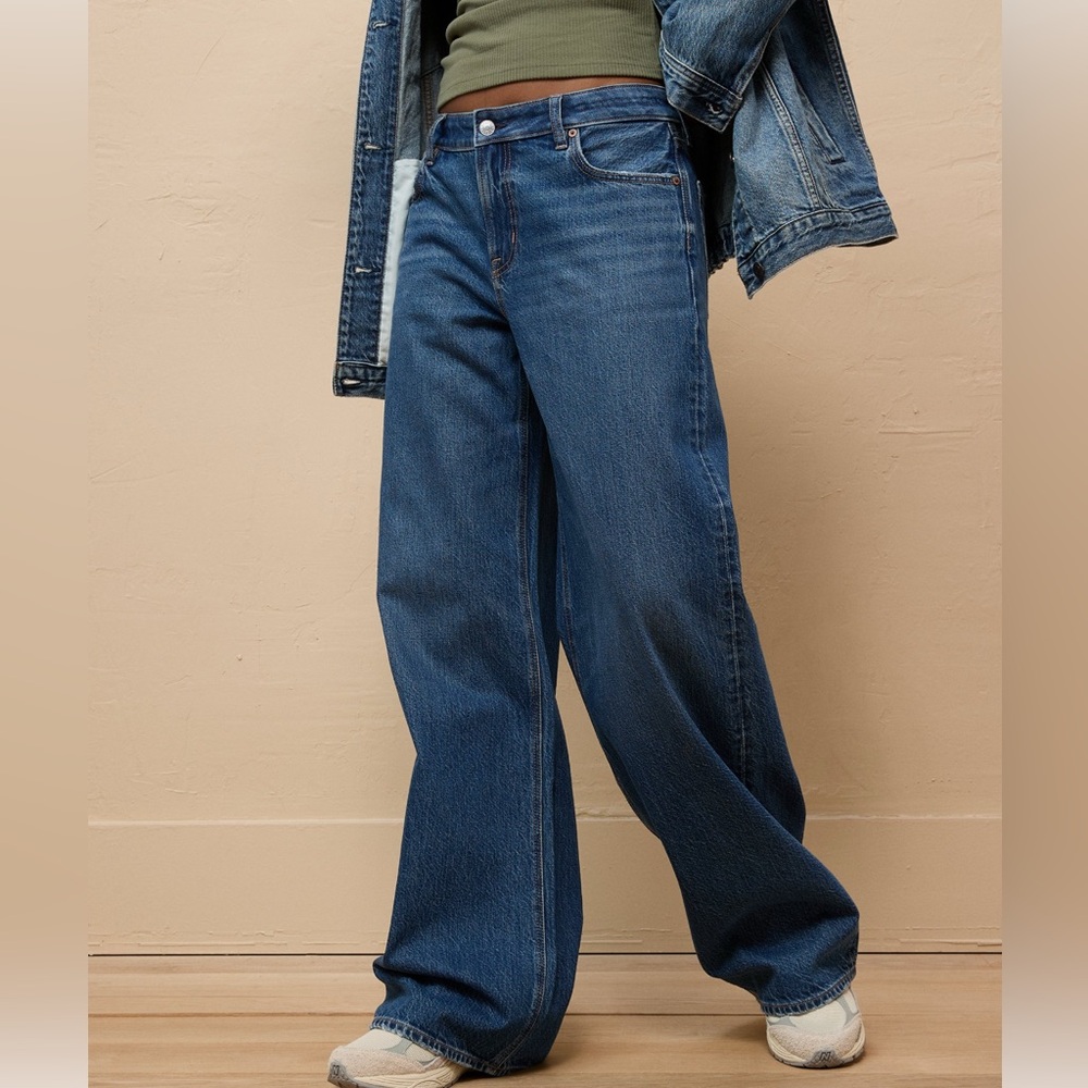 American Eagle baggy low rise straight jeans. Size 0. NWT